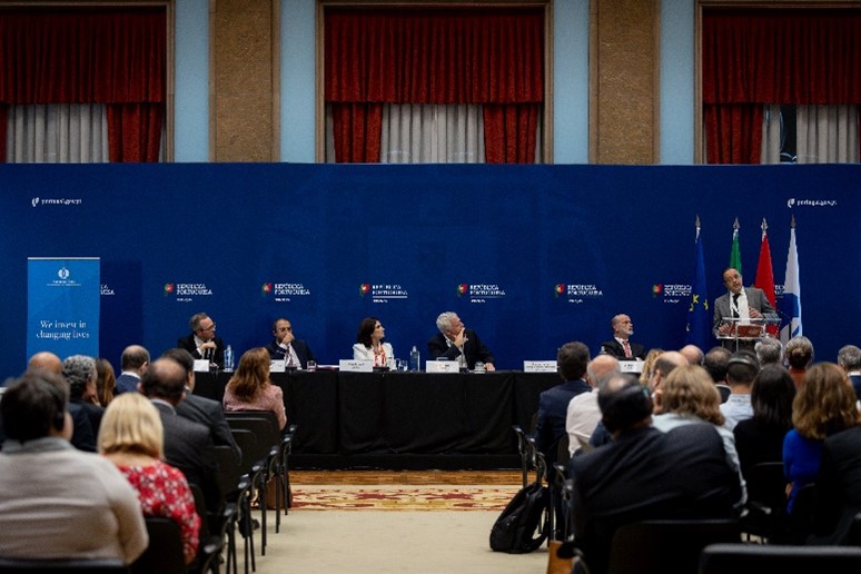 Salão Nobre do Ministério das Finanças com plateia e mesa dos oradores.