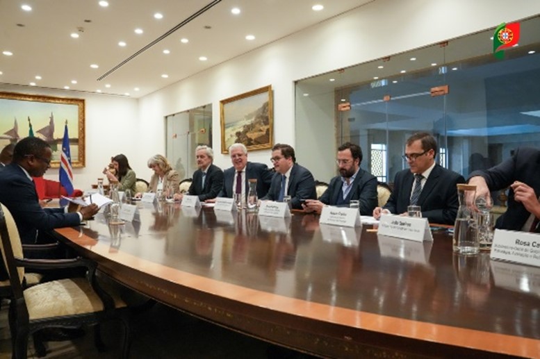 Participantes reunidos à mesa. Ministro das Finanças (Joaquim Miranda Sarmento) e Ministro da Economia (Pedro Reis) ao centro.