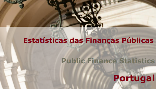 Arcadas do Terreiro do Paço (Lisboa) com os candeeiros. Contém nome da publicação: Estatísticas das Finanças Públicas | Public Finance Statistics | Portugal