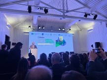 Foto conferência: Slide, discurso e plateia