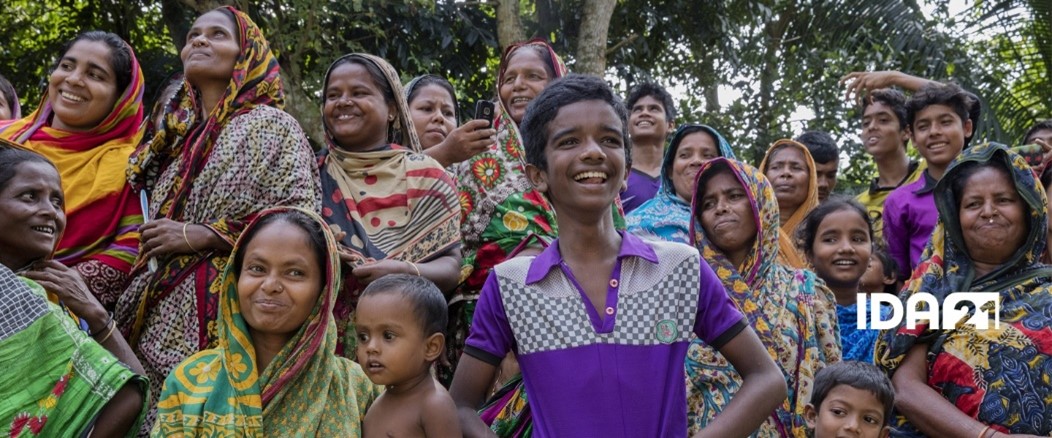 Imagem: Mulheres e crianças a sorrir