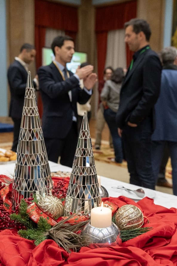 Centro de mesa de Natal: Bolas, vela, azevinho e toalha vermelha