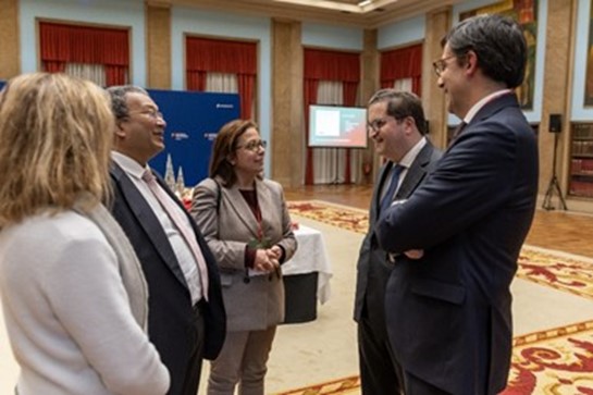 Ministro das Finanças, Joaquim Sarmento, Diretor-Geral do GPEARI, José Carlos Azevedo Pereira e outros participantes a conversar.
