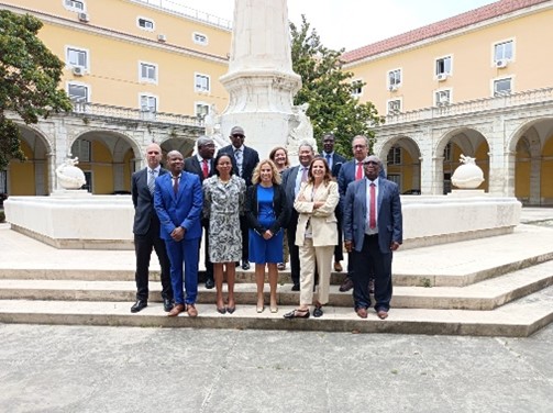 Foto de grupo dos participantes no claustro do Ministério das Finanças