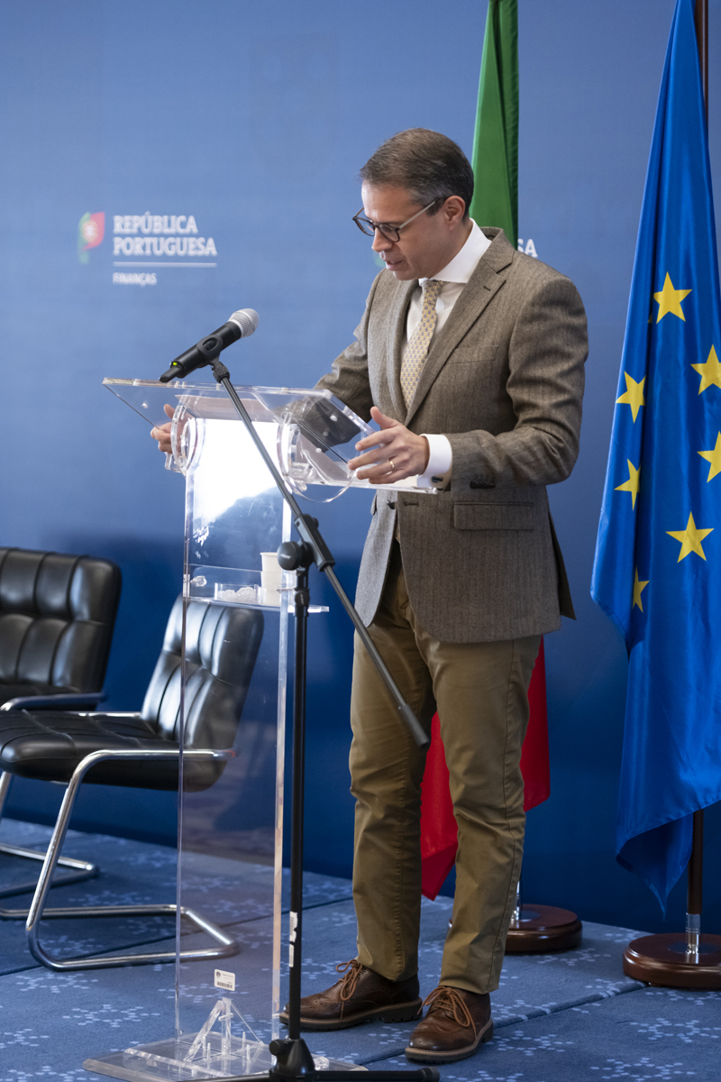 Secretário de Estado Adjunto e do Orçamento, José Brandão de Brito a discursar.