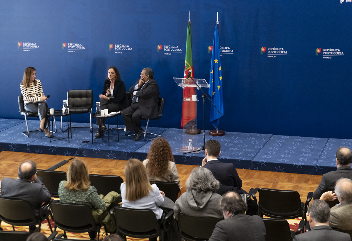 Da esquerda para a direita: Ana Martins (moderadora), Rita Bessone Basto, Diretora do GEE e José Carlos de Azevedo Pereira, Diretor-Geral do GPEARI.
