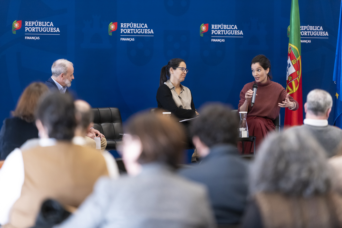 Da esquerda para a direita: Paulo Costa (moderador), Ana Fontoura Gouveia e Sílvia Santos