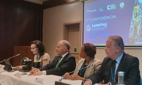 Foto dos participantes a discursar na mesa
