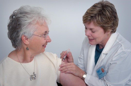 Pessoa idosa a receber uma injeção no braço.