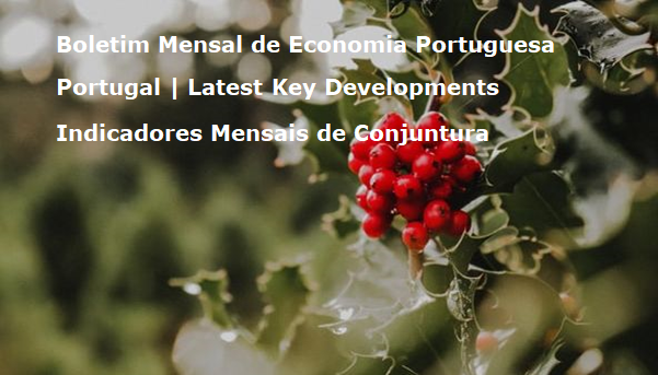 No canto superior esquerdo, em 3 linhas, pode ler-se Boletim Mensal de Economia Portuguesa, Indicadores Mensais de Conjuntura e Portugal Latest Key Developments. Do lado direito tem um azevinho (folhas e bagas vermelhas). O fundo da imagem é em verde desfocado.