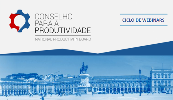 Logótipo do Conselho para a produtividade (vermelho e azul). Na parte de baixo da imagem, Praça do Comércio (visualiza-se edifícios e a estatua de D. José).