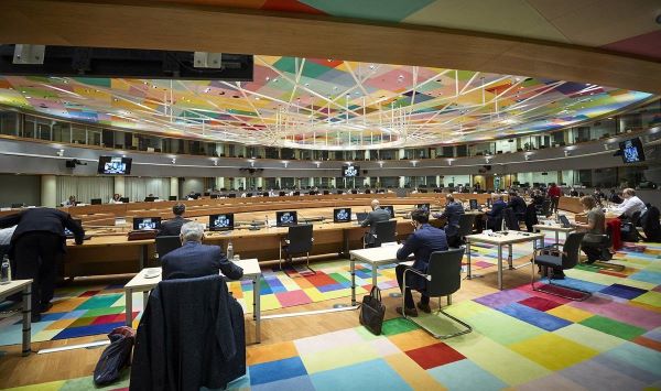 Pode-se visualizar a sala do conselho com pessoas sentadas na mesa circular em madeira com computadores integrados a toda a volta, bem como pessoas sentadas em secretárias individuais na parte de trás. O chão da sala tem alcatifa aos quadrados em diversas cores (tons de vermelho, azul, verde, amarelo, roxo entre outras). A sala é também composta por televisores em cima a toda a volta e o seu teto é igual ao chão.