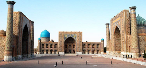 Praça Registan (Cidade de Samarcanda - Uzbequistão). Pode visualizar-se as três madrassas de arquitetura oriental: a madrassa Ulugh Beg, a madrassa Tilya-Kori e a madrassa Sher-Dor.