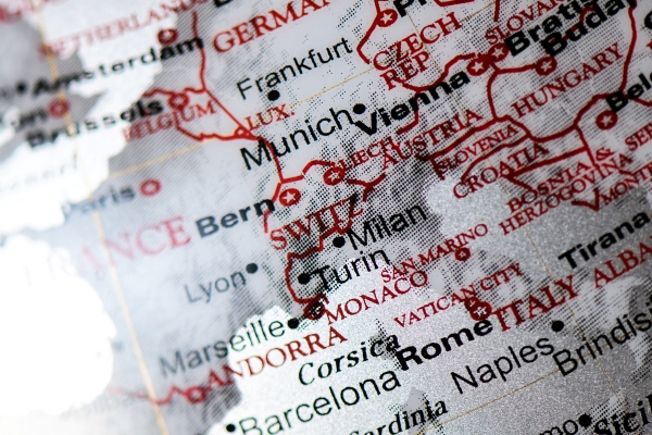 Foto do mapa mundo, focando os países da Europa Central.