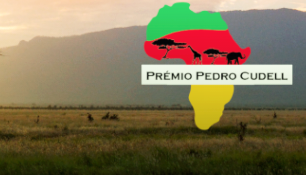 Pode visualizar-se o mapa de África com as cores verde, vermelho e amarelo. Ao centro na faixa vermelha contém a silhueta a preto de duas árvores, uma girafa e um elefante e abaixo a inscrição 