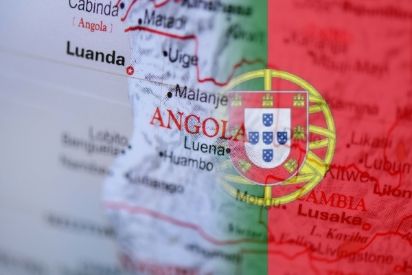 Mapa de Angola e bandeira de Portugal