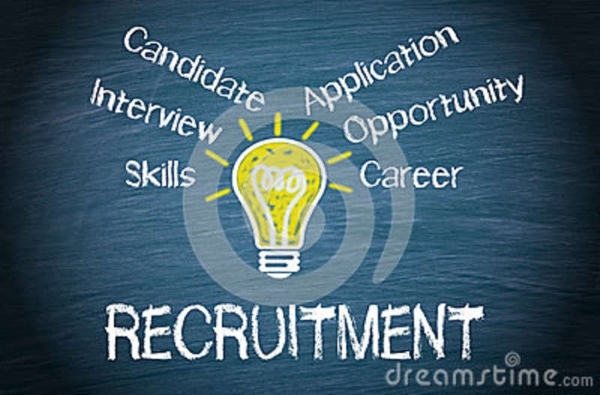 Fundo azul com uma lâmpada amarela ao centro e com as seguintes palavras à volta (da esquerda para a direita): Skills, Interview, Candidate, Application, Opportunity e Carrer. Em baixo ao cento contém a palavra Recruitment.