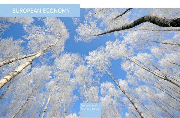 Imagem de inverno, com as copas das árvores altas (perspetiva de baixo para cima) com neve.