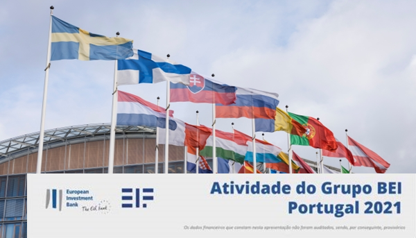 Edifício do BEI com a bandeira dos países. No parte inferior direita contém a designação