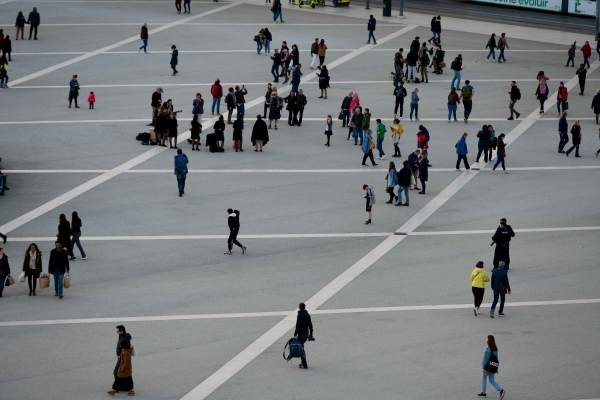 Pessoas a caminhar na Praça do Comércio.