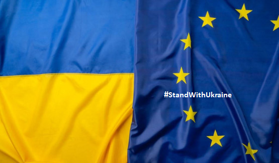 Imagem com bandeira da Ucrânia e da União Europeia lado a lado com a inscrição 