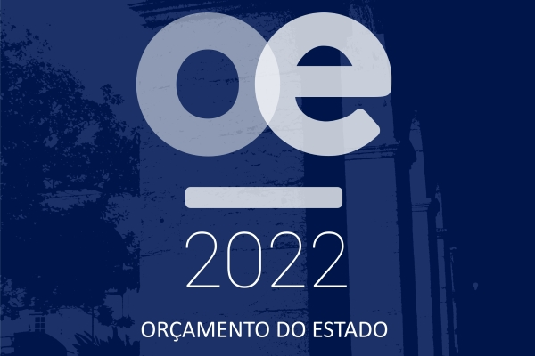 OE 2022 - Orçamento do Estado com imagem de fundo do claustro do Ministério Finanças (perspetiva das colunas) em tom azul escuro.