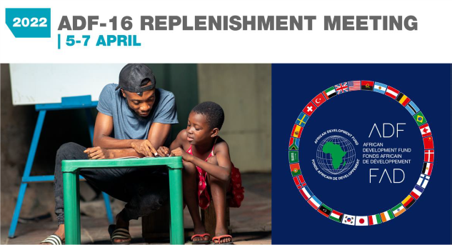 Do lado esquerdo: homem a ensinar criança em mesa de escola com um quadro de pés atrás. Do lado direito: várias bandeiras dispostas em circulo com o logo do Banco Africano de Desenvolvimento ao cento.