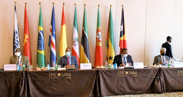 Quatro oradores à mesa com as bandeiras dos países da CPLP atrás.