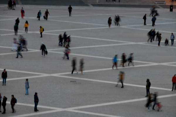 Pessoas a andar na Praça do Comércio