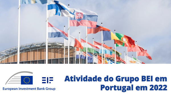 Edifício do BEI com as bandeiras dos vários países. Em baixo da imagem contém logo do BEI com a bandeira da CE e o descritivo: Atividade do grupo BEI em Portugal em 2022.