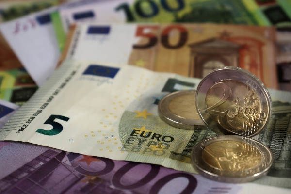 Notas de euros e moedas de dois euros.