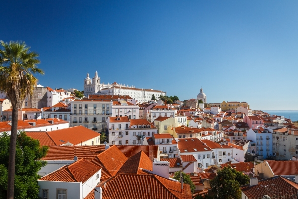 Edifícios e telhados de Lisboa (Alfama), Igreja de São Vicente de Fora e a cúpula do Panteão Nacional.
