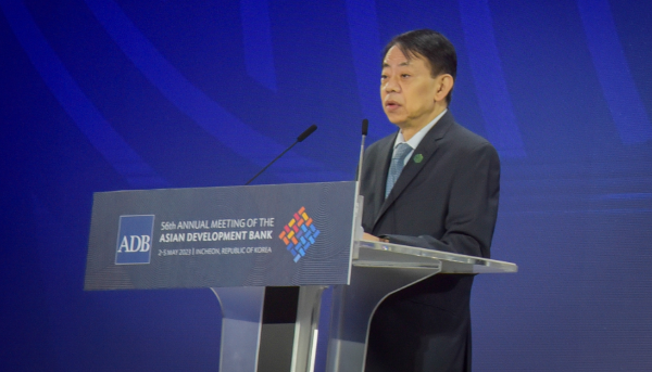 Presidente do Banco Asiático de Desenvolvimento, Masatsugu Asakawa, a discursar.