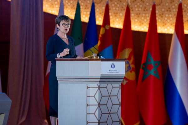 Presidente do BERD, Odile Renaud-Basso, a discursar. Atrás bandeiras de vários países.