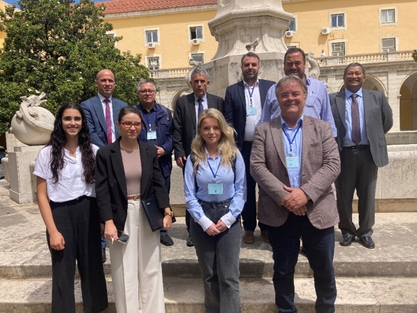 Fotografia de grupo no jardim do Ministério das Finanças. Elementos do GPEARI e delegação do Kosovo.