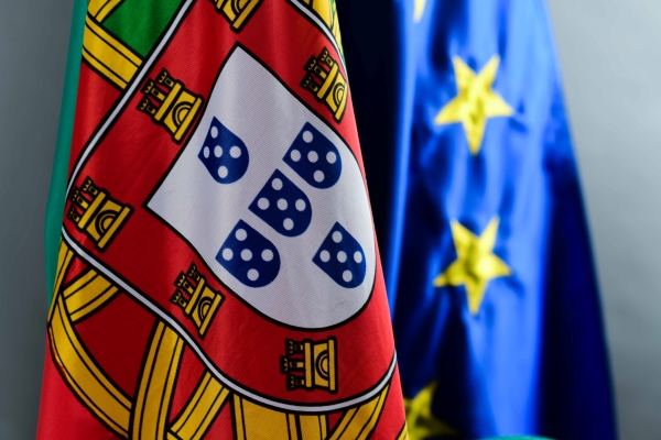 Bandeira portuguesa e bandeira da união europeia juntas