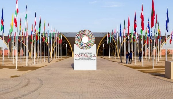 Marrakech, Marrocos. Logo do Banco Mundial e FMI à entrada com bandeiras dos países de ambos os lados.