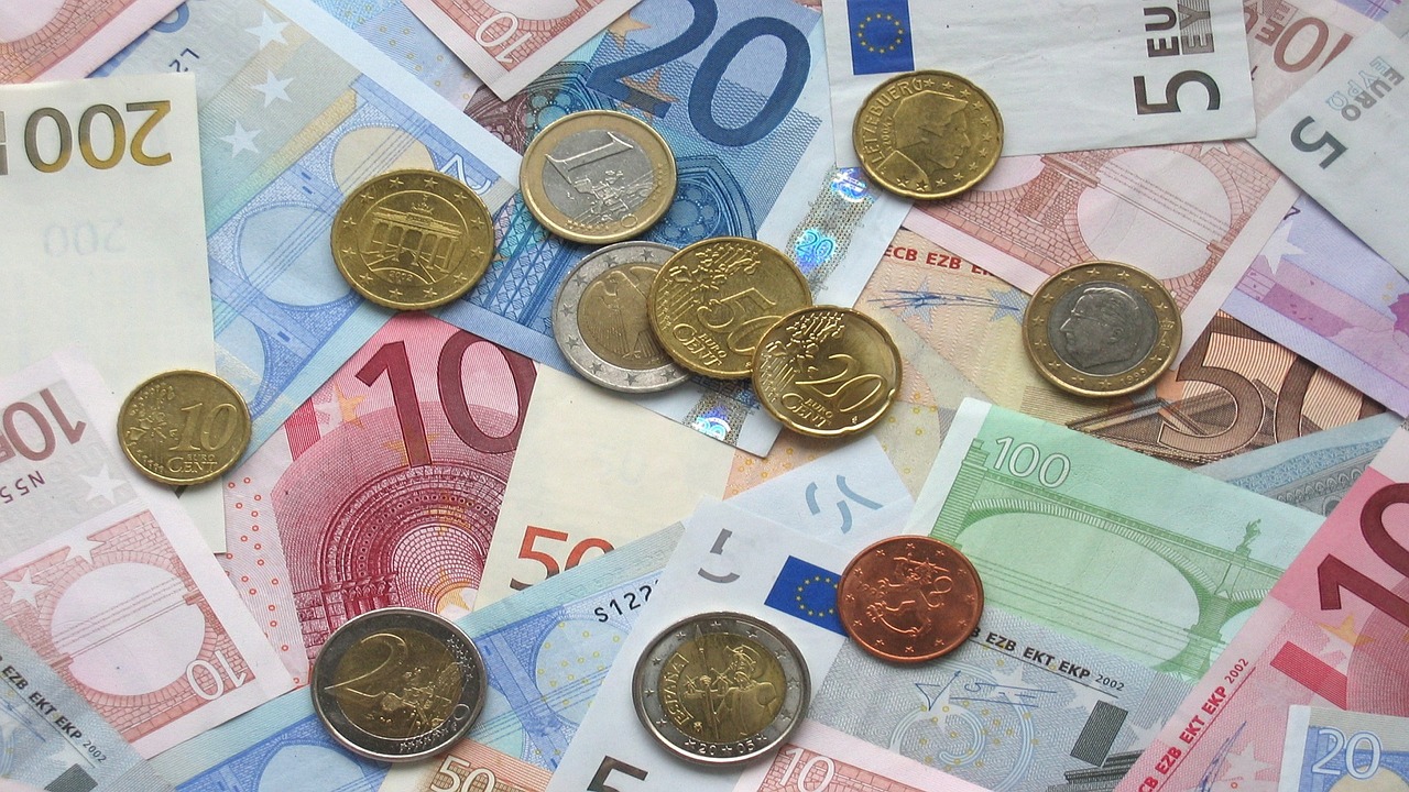 Notas e moedas de euro.