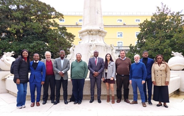 Foto de grupo, elementos do GPEARI e da delegação de Angola.