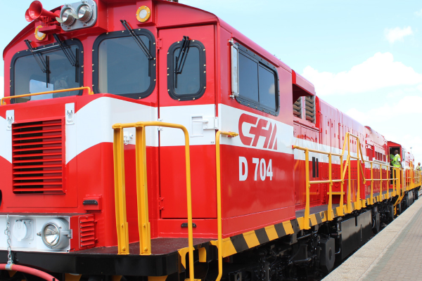 Comboio das linhas de Caminhos de Ferro de Moçambique (vermelho e branco)