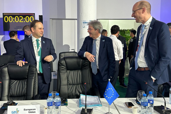 ernando Medina, Ministro das Finanças de Portugal, Vincent VAN PETEGHEM, Vice-Primeiro Ministro e Ministro das Finanças da Bélgica. 