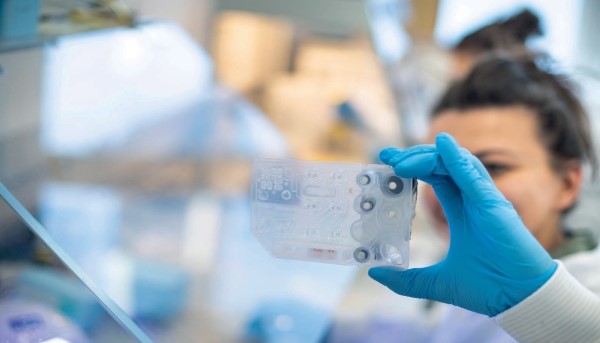 Mulher em laboratório de investigação