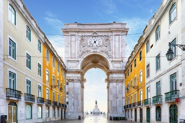 Arco da Rua Augusta (Lisboa) com estátua de São José ao fundo (Praça do Comércio).