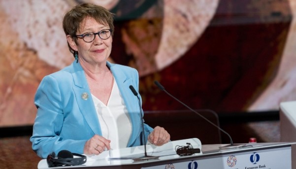 Presidente do Banco Europeu para a Reconstrução e o Desenvolvimento (Odile Renaud-Basso) a discursar.