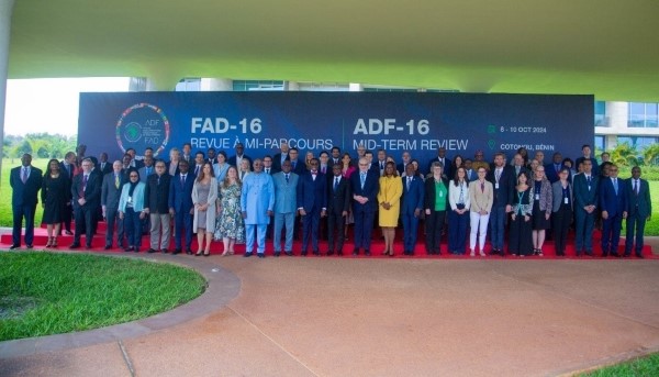 Foto de grupo dos participantes no evento.