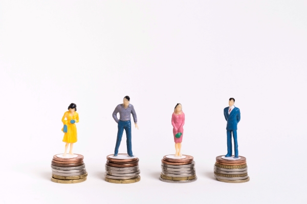 Quatro pilhas de moedas iguais com homens e mulheres em cima.