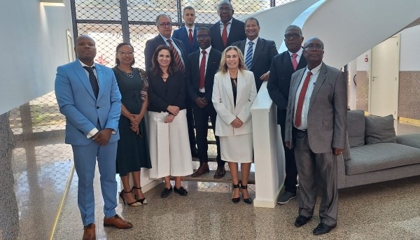 Foto de grupo dos participantes da reunião.