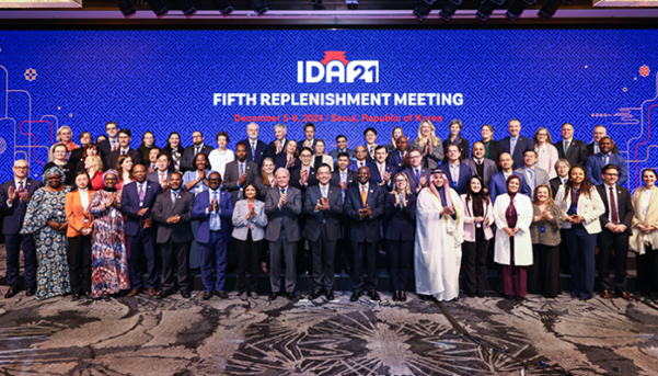 Foto de grupo dos participantes da reunião