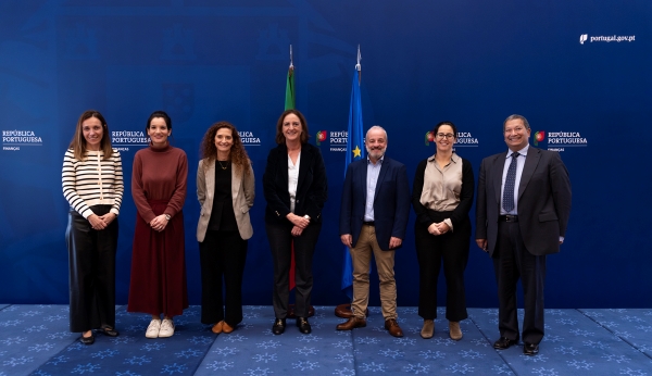 Foto de grupo dos participantes e moderadores do Seminário