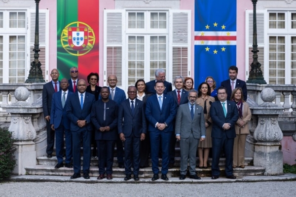 Foto de grupo dos participantes. Atrás as bandeiras de Portugal e Cabo Verde.
